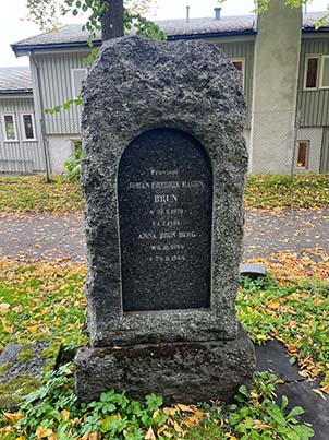 Gravplass for Johan Fredrik Hagen Brun (1870-1908) og Anna Brun Berg (1864-1944) ved Niderosdomen i Trondheim