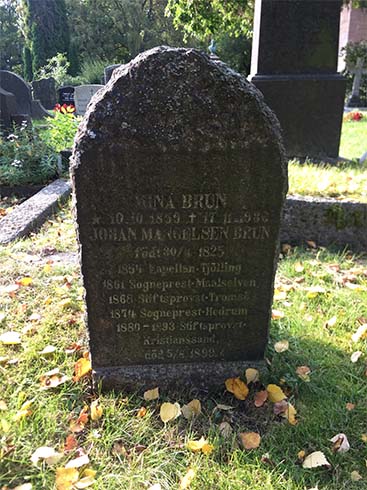 Johan Magnelsen Brun (1825-1899) og Mina Brun (1859-1935) - Gravplass på Gamle Aker kirke